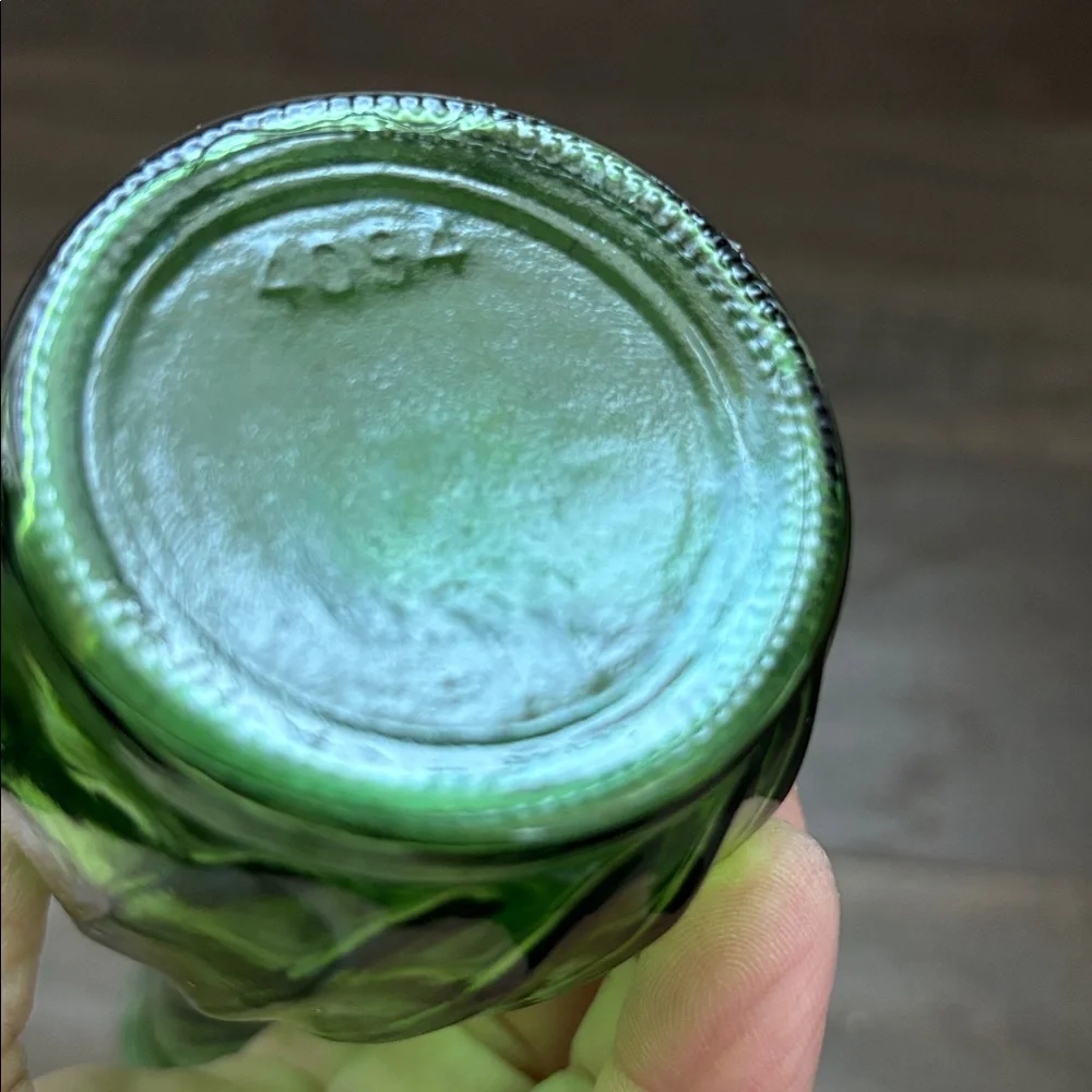 Hoosier Swirl Emerald Green ribbed glass 9”  bud vase,vintage #4094